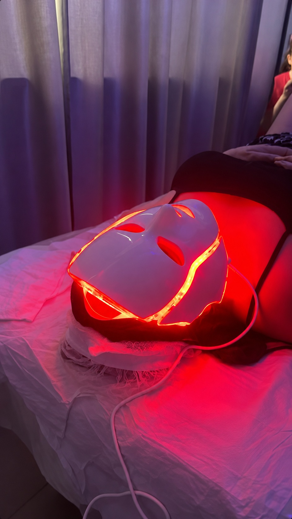 Tratamento facial com máscara de LED